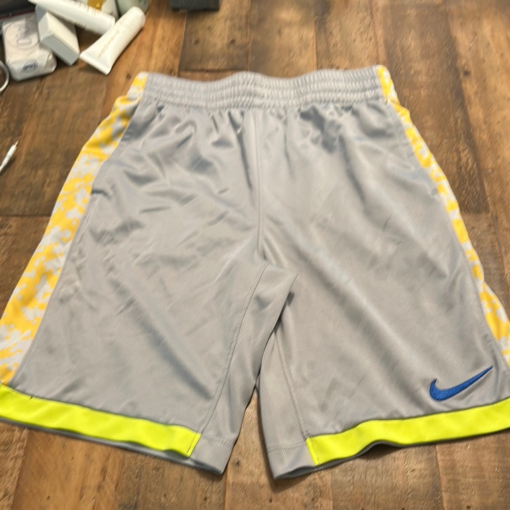 Nike Boys Gray and Yellow Athletic Shorts Size Large / standard fit
